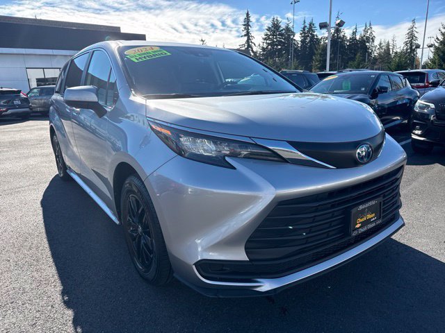 Used 2024 Toyota Sienna LE AWD/4WD image 3