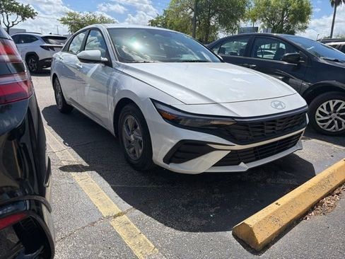Used 2024 Hyundai Elantra SE image 2