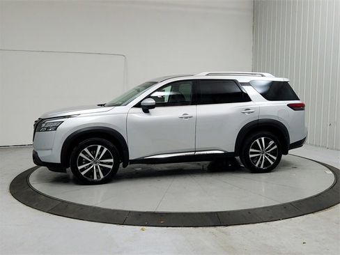 Used 2025 Nissan Pathfinder Platinum w/ Black Appearance Package image 4