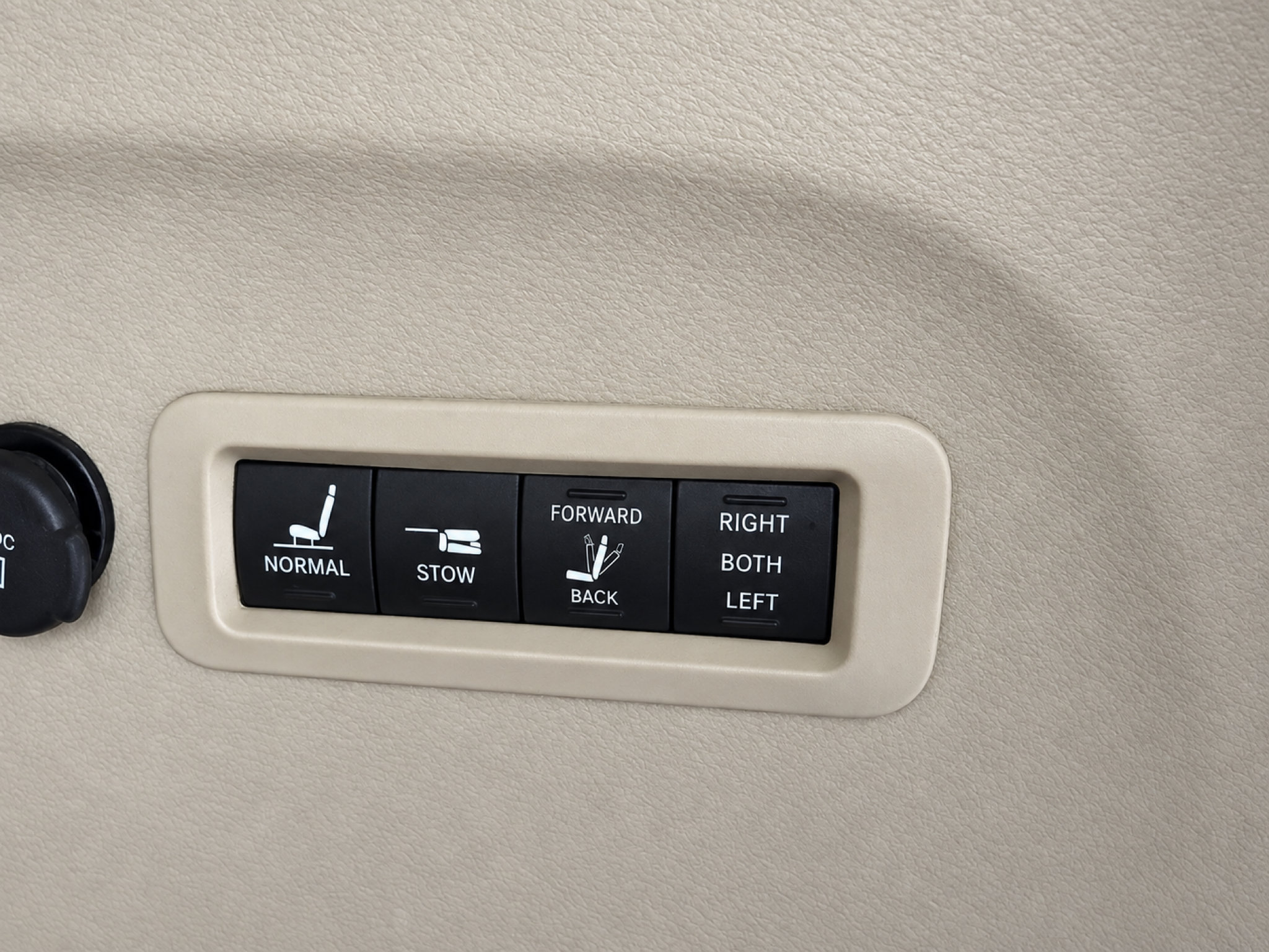 Used 2019 Chrysler Pacifica Limited w/ Tire & Wheel Group FWD image 24