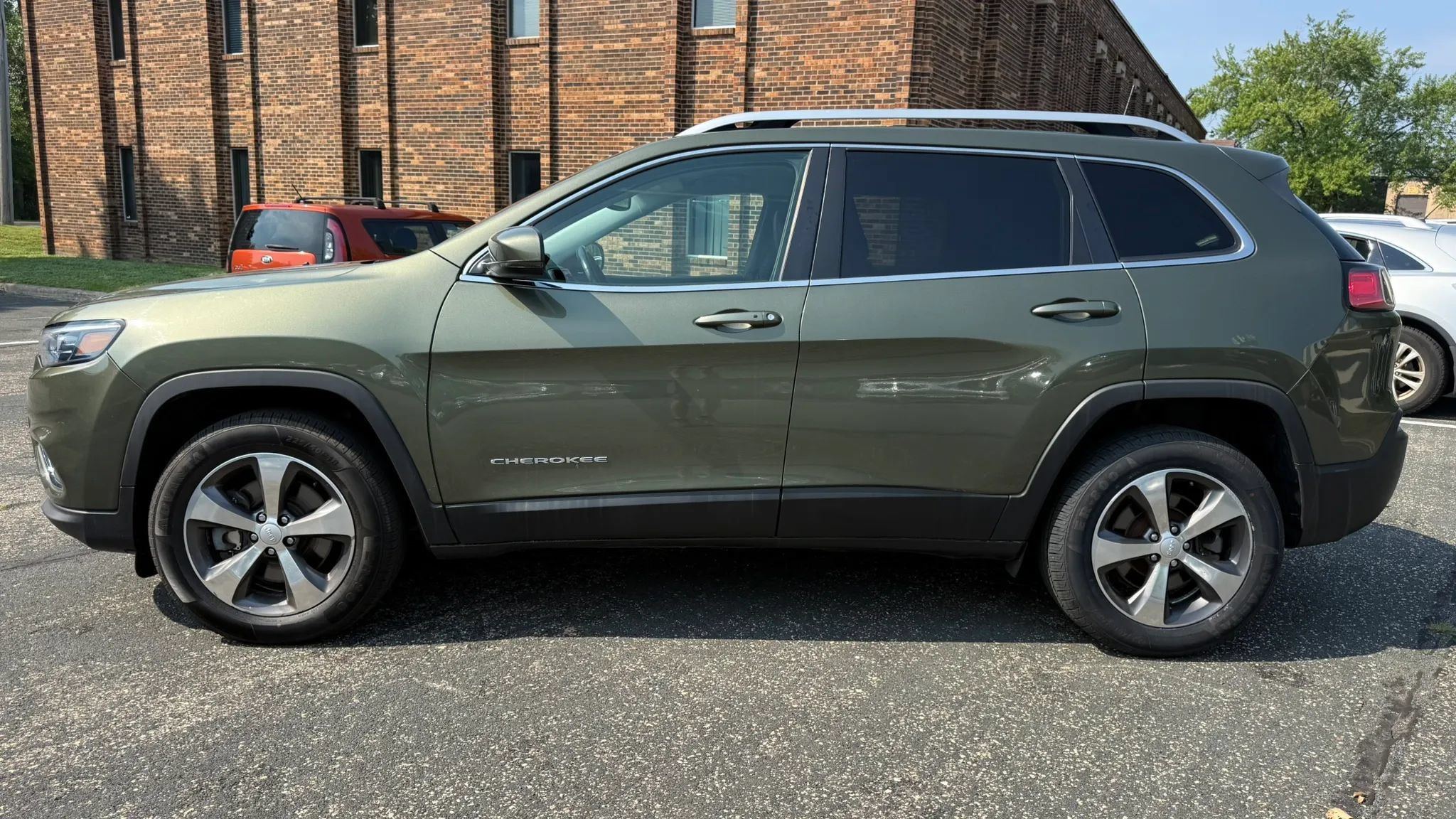 Used 2020 Jeep Cherokee Limited AWD/4WD image 6