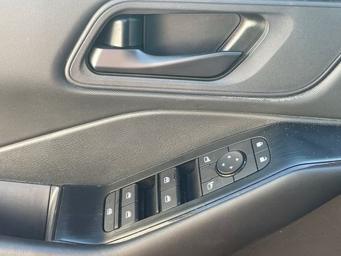 Used 2025 Nissan Rogue S AWD/4WD image 18