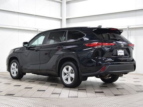 Used 2023 Toyota Highlander LE AWD/4WD image 6