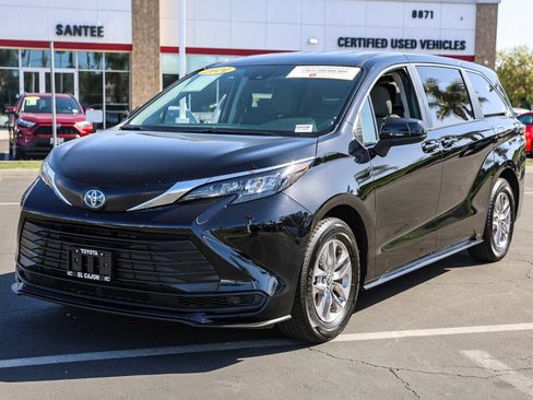 Certified 2024 Toyota Sienna LE image 17
