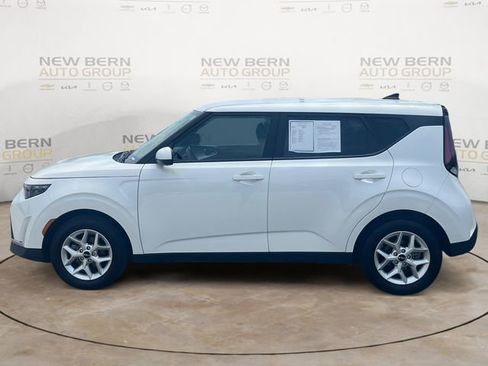 Used 2025 Kia Soul LX FWD image 2