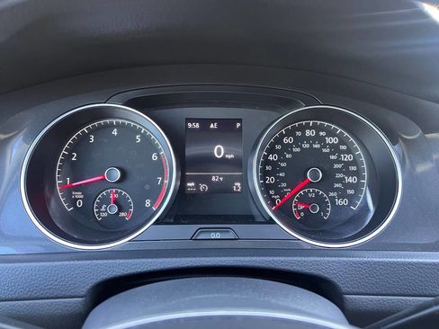 Used 2018 Volkswagen Golf SE image 19