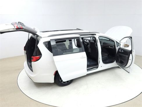 Used 2021 Chrysler Pacifica Touring w/ S Appearance Package image 24