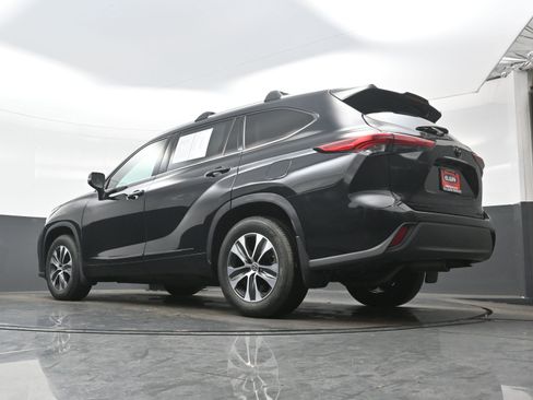 Used 2022 Toyota Highlander XLE image 30