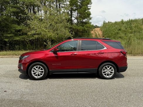 Used 2023 Chevrolet Equinox LT image 2