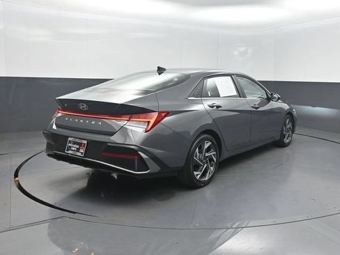 Used 2025 Hyundai Elantra SEL FWD image 31