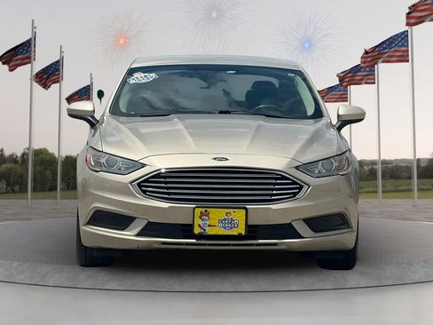 Used 2017 Ford Fusion SE w/ Fusion SE Technology Package FWD image 2