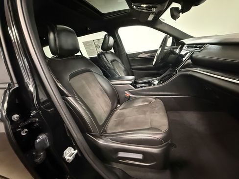 Used 2023 Jeep Grand Cherokee L Laredo image 14