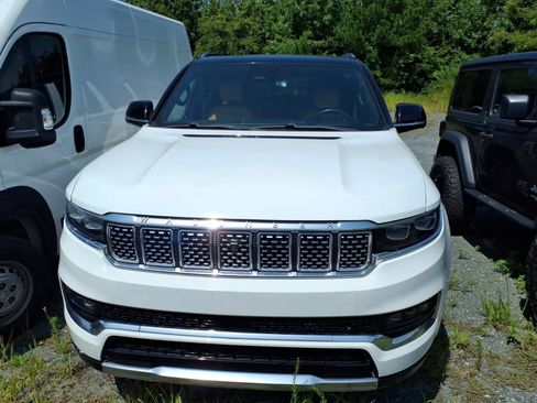 Used 2023 Jeep Grand Wagoneer Series III AWD/4WD image 4