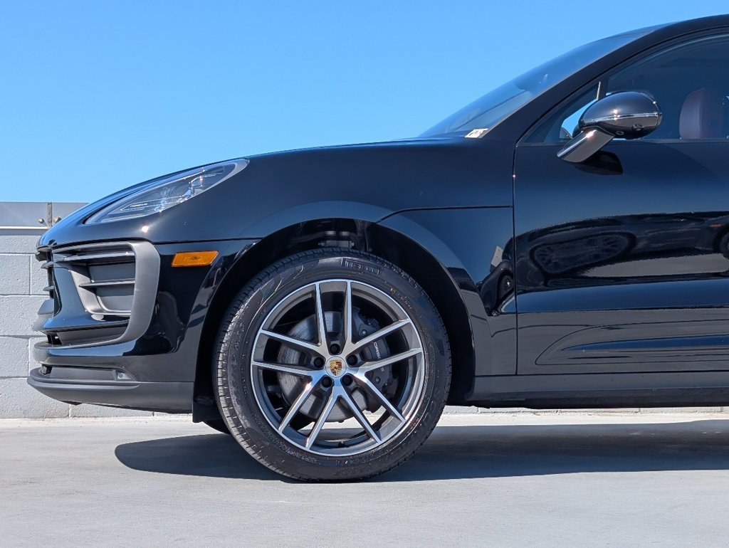 Certified 2025 Porsche Macan AWD/4WD image 9