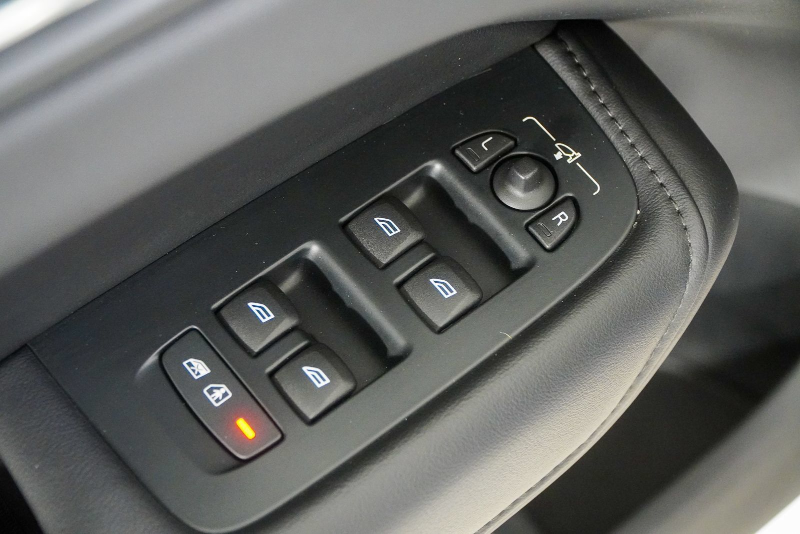 Used 2025 Volvo XC60 B5 Plus AWD/4WD image 19