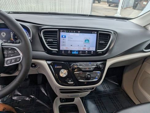 Used 2024 Chrysler Pacifica Touring-L image 3