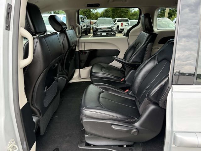 Used 2024 Chrysler Pacifica Limited FWD image 11