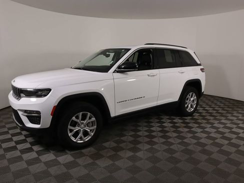 Used 2023 Jeep Grand Cherokee Limited image 3