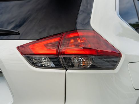 Used 2018 Nissan Rogue SV FWD image 14