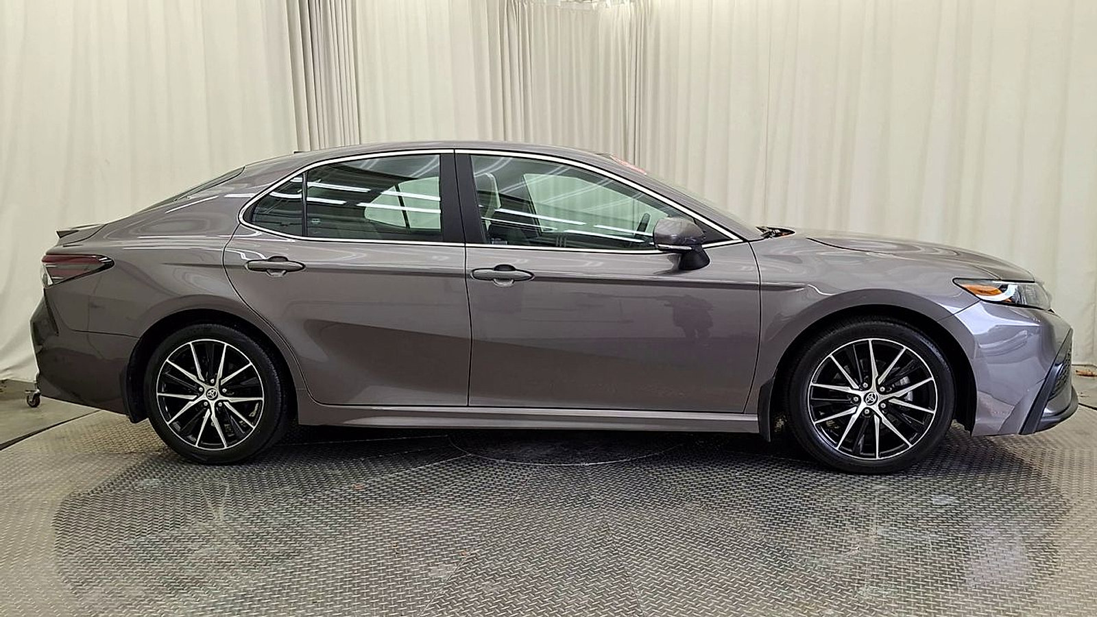 Certified 2022 Toyota Camry SE w/ Cold Weather Package AWD/4WD image 7