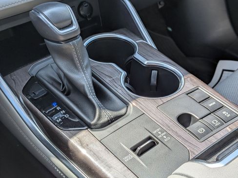 Used 2023 Toyota Highlander Limited image 17