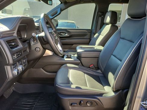 Used 2024 GMC Yukon XL SLT w/ SLT Luxury Package image 19