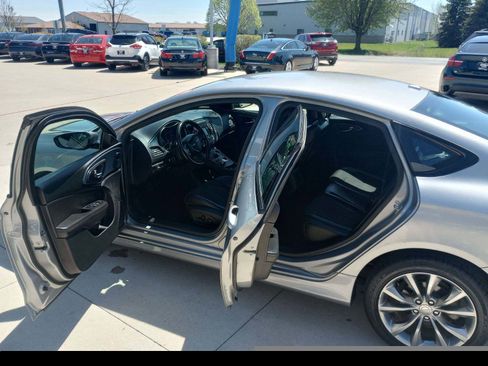 Used 2015 Chrysler 200 S image 3