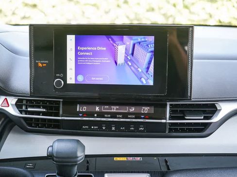 Used 2025 Toyota Sienna LE FWD image 13