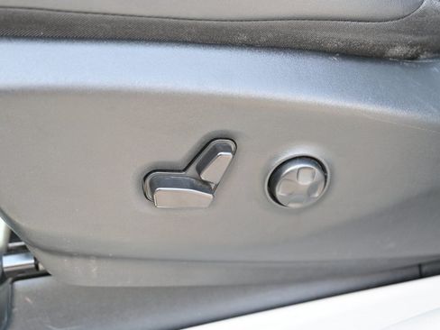 Used 2024 Chrysler Pacifica Touring-L FWD image 15