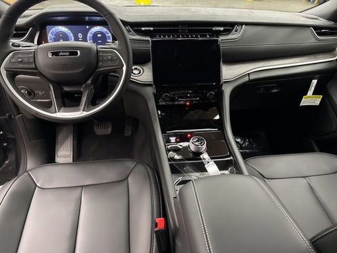New 2025 Jeep Grand Cherokee Limited w/ Black Appearance Package image 9