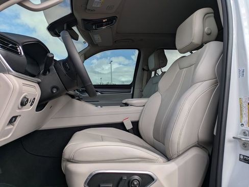 Used 2024 Jeep Wagoneer Series II w/ Premium Group I image 2