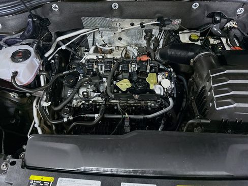 Used 2025 Volkswagen Atlas Cross Sport SE image 33