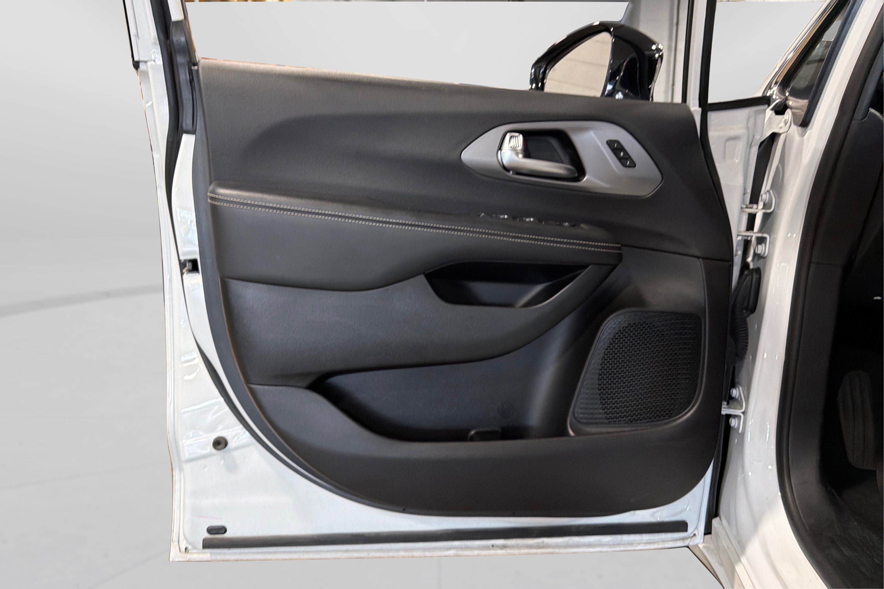 Used 2025 Chrysler Pacifica Select FWD image 15