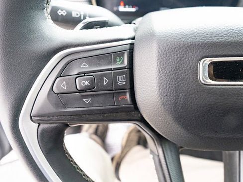 Used 2025 Jeep Grand Cherokee Altitude AWD/4WD image 22