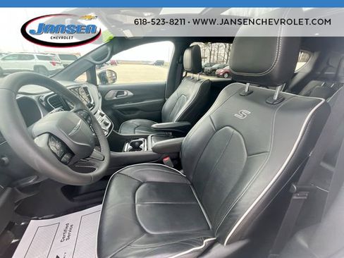 Used 2025 Chrysler Pacifica Limited image 19