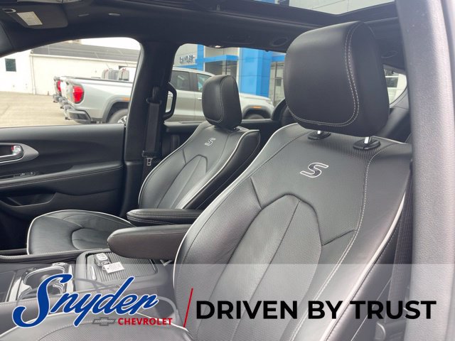 Used 2025 Chrysler Pacifica Limited FWD image 16
