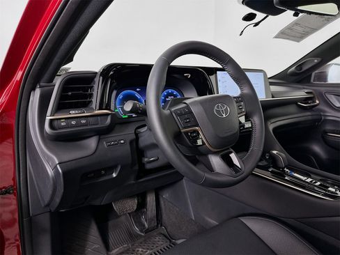 Certified 2025 Toyota Crown Signia Limited w/ Advanced Technology Package image 9