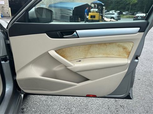 Used 2013 Volkswagen Passat TDI SE image 13