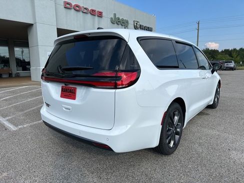 New 2026 Chrysler Pacifica Select image 7