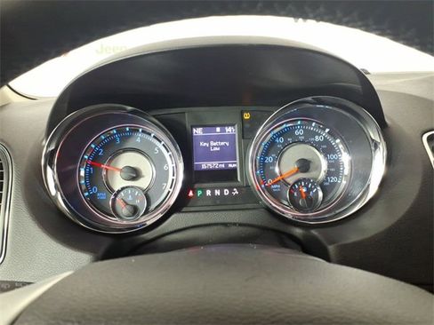 Used 2014 Chrysler Town & Country Touring-L w/ Driver Convenience Group image 18