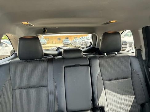 Used 2018 Toyota Highlander Plus FWD image 12