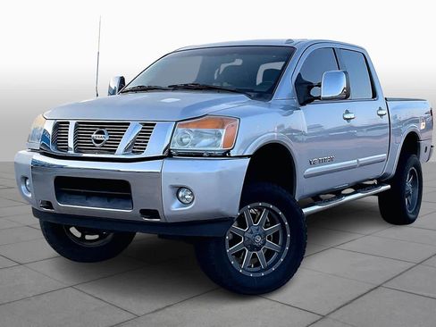 Used 2015 Nissan Titan SL w/ SL Moonroof Package image 2