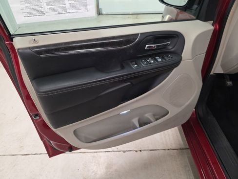 Used 2014 Chrysler Town & Country Touring image 12