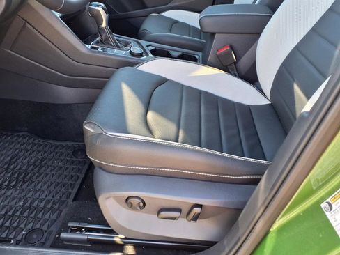 New 2025 Volkswagen Taos SEL image 9