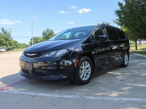 Used 2021 Chrysler Voyager Lxi FWD image 3