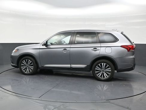 Used 2020 Mitsubishi Outlander SE image 2