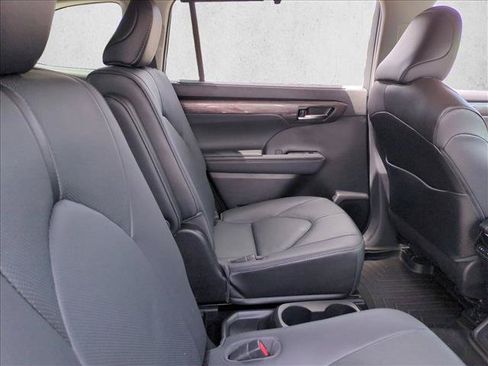 Used 2022 Toyota Highlander Limited FWD image 21