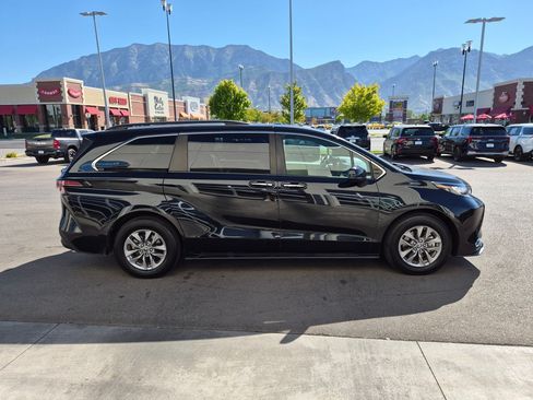 Used 2023 Toyota Sienna XLE w/ XLE Plus Package AWD/4WD image 2