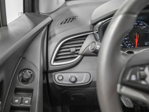 Used 2022 Chevrolet Trax LT w/ LT Convenience Package image 20