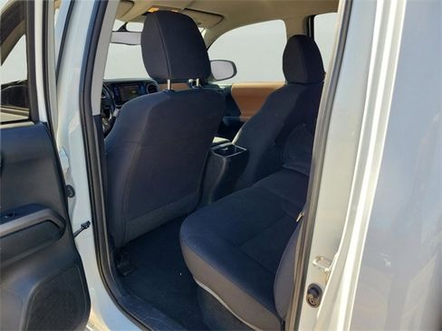 Used 2017 Toyota Tacoma TRD Sport image 9